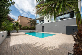 Apartamento moderno con piscina y parking cerca de la playa